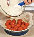 Фото приготовления рецепта: Творожная запеканка с помидорами, шаг №3