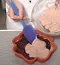 Фото приготовления рецепта: Постный пирог со сливами и брусникой, шаг №5