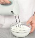 Фото приготовления рецепта: Клубничный мусс с йогуртом, шаг №3