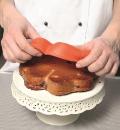 Фото приготовления рецепта: Постный пирог со сливами и брусникой, шаг №6