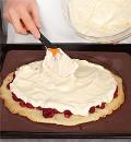 Фото приготовления рецепта: Пирог с малиной и творогом, шаг №4