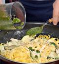 Фото приготовления рецепта: Тальятелле с молодыми кабачками и мятным песто, шаг №6