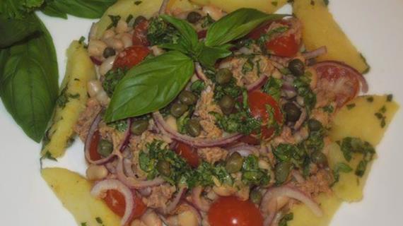 Теплый салат из тунца с фасолью и картофелем