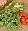 Фото приготовления рецепта: Овощной салат с консервированным тунцом, шаг №3