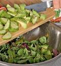 Фото приготовления рецепта: Овощной салат с консервированным тунцом, шаг №5