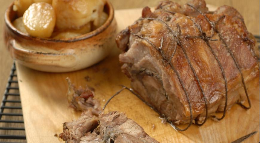 Рецепт Свиной окорок, фаршированный луком и шалфеем