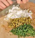 Фото приготовления рецепта: Блинчики с мясом, оливками и кедровыми орешками, шаг №3