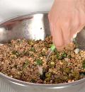 Фото приготовления рецепта: Блинчики с мясом, оливками и кедровыми орешками, шаг №5
