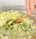 Фото приготовления рецепта: Пирожки с молодой капустой и луком-пореем, шаг №4