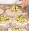 Фото приготовления рецепта: Пирожки с молодой капустой и луком-пореем, шаг №5