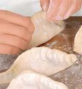 Фото приготовления рецепта: Пирожки с молодой капустой и луком-пореем, шаг №6