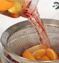 Фото приготовления рецепта: Апельсиновое вино с ванилью, шаг №3