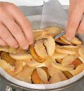 Фото приготовления рецепта: Яблочный пирог со сливами, шаг №4