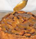 Фото приготовления рецепта: Яблочный пирог со сливами, шаг №6