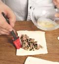 Фото приготовления рецепта: Пирожки с мясом, изюмом и орехами, шаг №5