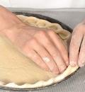 Фото приготовления рецепта: Пицца с баклажанами и лососем, шаг №3