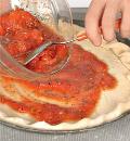 Фото приготовления рецепта: Пицца с баклажанами и лососем, шаг №4