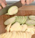 Фото приготовления рецепта: Картофельная запеканка с кабачками, шаг №4