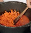 Фото приготовления рецепта: Лечо с морковью на зиму, шаг №3