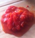 Затем добавляем специи и томаты