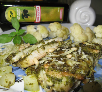 Филе рыбы, запеченное под соусом песто с цветной капустой