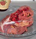 Фото приготовления рецепта: Мясо под брусничным соусом, шаг №2