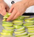 Фото приготовления рецепта: Сушеные яблоки для компота, шаг №2