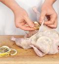 Фото приготовления рецепта: Цыпленок с лимонами, петрушкой и розмарином, шаг №4