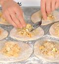 Фото приготовления рецепта: Пирожки с квашеной капустой и яйцами, шаг №4
