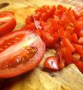 Для соуса мелко режем томаты