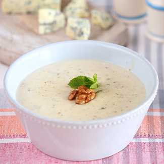 Рецепт Суп с грецкими орехами и сыром с голубой плесенью в мультиварке