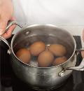 Фото приготовления рецепта: Вкусные фаршированные яйца, шаг №1