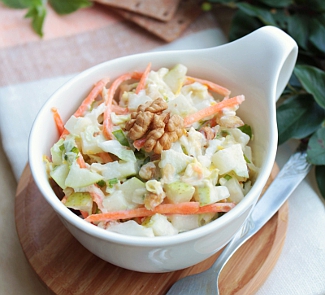 Рецепт Капустный салат с яблоками, грушами и грецкими орехами