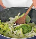 Фото приготовления рецепта: Суп из брокколи с креветками и крутонами, шаг №2
