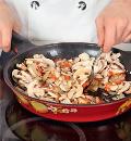 Фото приготовления рецепта: Кабачок, фаршированный пшеном с грибами, шаг №3