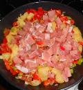 Обжарить мелко нарезанные овощи и свинину, для приготовления Кау Пад Му