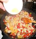 Добавить к обжаренным ингредиентам взбитое яйцо для приготовления риса со свининой