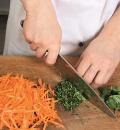 Фото приготовления рецепта: Морковный салат с орехами и петрушкой, шаг №1
