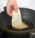Фото приготовления рецепта: Чебуреки из заварного теста с говядиной, шаг №6