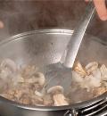Фото приготовления рецепта: Курник с рисом и грибами, шаг №4