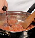 Фото приготовления рецепта: Спагетти с тефтелями, шаг №3
