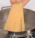 Фото приготовления рецепта: Спагетти с тефтелями, шаг №5