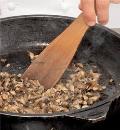 Фото приготовления рецепта: Равиоли с начинкой из сыра и грибов, шаг №2