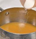 Фото приготовления рецепта: Утка с пряным мандариновым соусом, шаг №4