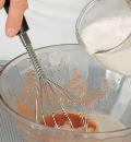 Фото приготовления рецепта: Блины на томатном соке, шаг №1