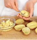 Фото приготовления рецепта: Фаршированные картофельные лодочки, шаг №3