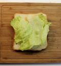 Начинаем собирать клаб-сендвич, на хлеб кладем лист салата