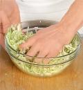 Фото приготовления рецепта: Салат из молодой капусты, шаг №2