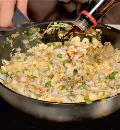 Фото приготовления рецепта: Жареный рис по-китайски, шаг №6