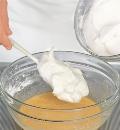 Фото приготовления рецепта: Мазурек с апельсинами, польский пасхальный пирог, шаг №4